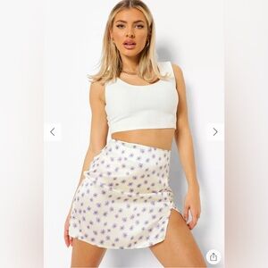 Boohoo satin floral off-white mini skirt with slit